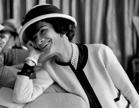 comment est que coco chanel est devenu creatrice|coco chanel enfance.